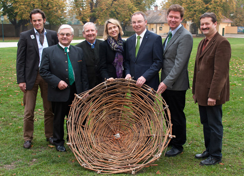 Foto: v.l.n.r.
DI Gerald Steindlegger,/Geschäftsführer WWF Österreich, Ök.-Rat Johann Fally/Kammerobmann, KR Dr. Anton Öckher/Landesfischermeister, Mag. Ursula Zechner/Sektionschefin BMVIT, Dr. Stephan Pernkopf/Landesrat, DI Hans-Peter Hasenbichler/Geschäftsführer viadonau, Richard Kohl/Vizebürgermeister Marchegg