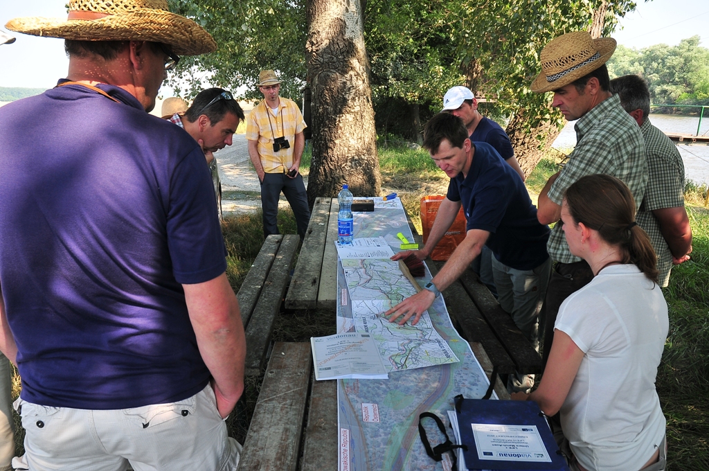 Vorbesprechung der Maßnahme bei March Fluss-km 7,2 (Teilnehmer v.l.n.r.: Dr. Haas, Mag. Mantler, DI Stelzhammer (verdeckt), Mag. Egger, DI Schaar, DI Steiner, GR Reiter (verdeckt), Sabeditsch, DI Kainz)